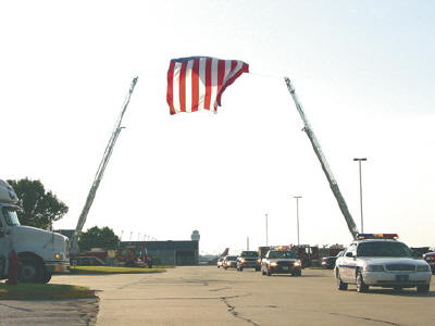 flags_spink_motorcade_07_15_04.jpg (15517 bytes)