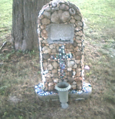 unknown_stone_marker1.jpg (46745 bytes)