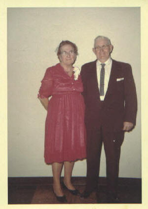 mystery_couple.jpg (15869 bytes)