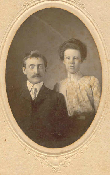 unknown_bt_couple.jpg (34432 bytes)
