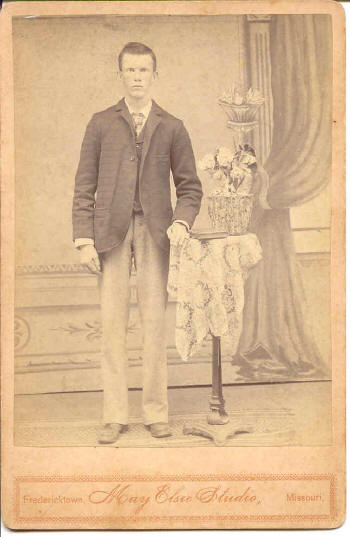 unknown_young_man.jpg (31990 bytes)