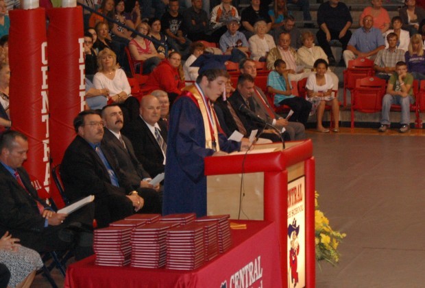 cameron_courtois_valedictorian.jpg (75262 bytes)