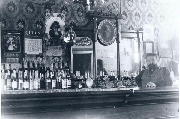 marchand_saloon.jpg (50041 bytes)